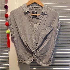 Abercrombie & Fitch Button-Up Cropped Blouse
